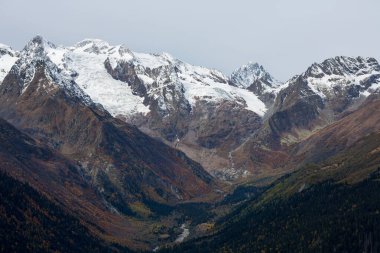 Karachay-Çerkesya Cumhuriyeti, Rusya 'daki yüksek karlı dağların manzarası