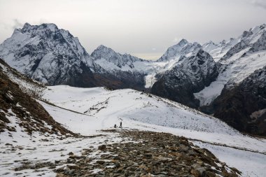 Dombay, Karachay-Çerkesya Cumhuriyeti, Rusya 'daki yüksek karlı dağların manzarası