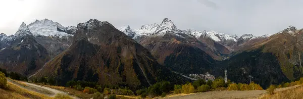 Karachay-Çerkesya Cumhuriyeti, Rusya 'daki yüksek karlı dağların manzarası