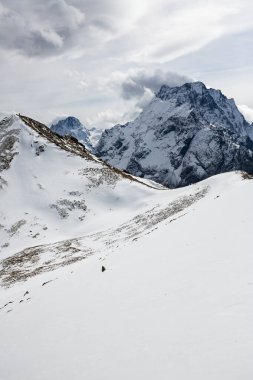 Karachay-Çerkesya Cumhuriyeti, Rusya 'daki yüksek karlı dağların manzarası