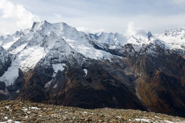 Dombay, Karachay-Çerkesya Cumhuriyeti, Rusya 'daki yüksek karlı dağların manzarası