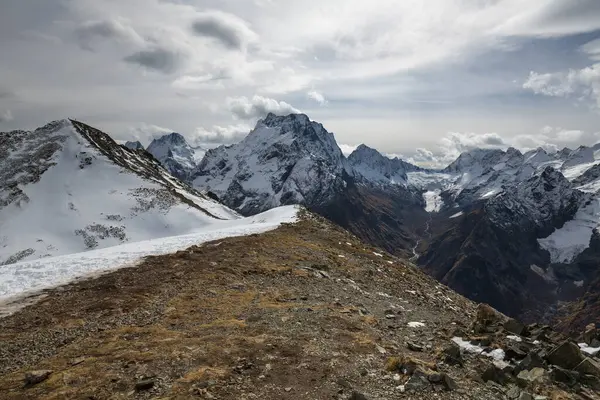 Dombay, Karachay-Çerkesya Cumhuriyeti, Rusya 'daki yüksek karlı dağların manzarası