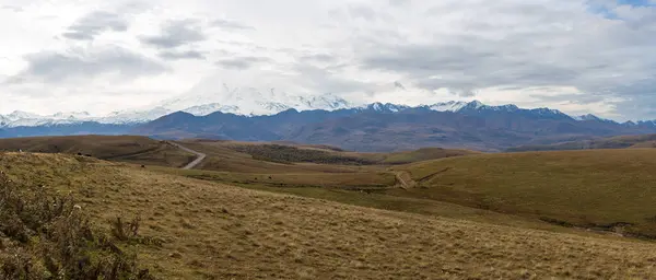 Kabardino-Balkaria, Rusya 'daki Elbrus Dağı ve Kafkas Dağları' nın panoramik manzarası