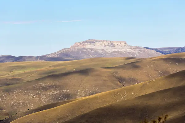 Rusya 'nın Karachay-Çerkesya Cumhuriyeti' ndeki Kafkas dağlarının manzarası