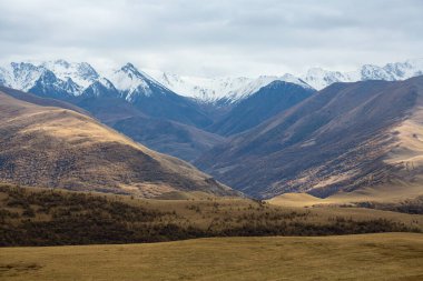 Rusya 'nın Karachay-Çerkesya Cumhuriyeti' ndeki Kafkas dağlarının panoramik manzarası
