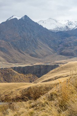 Rusya 'nın Karachay-Çerkesya Cumhuriyeti' ndeki Kafkas dağlarının panoramik manzarası