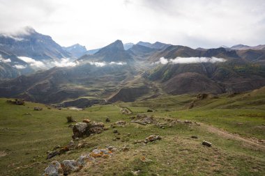 Kabardino-Balkaria Cumhuriyeti, Rusya 'da Kafkasya dağlarının bulutlarla kaplı panoramik manzarası