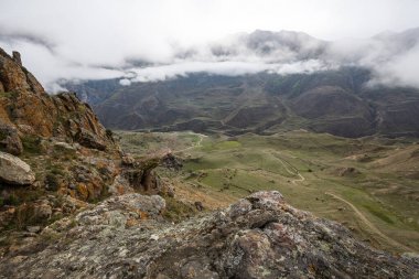Kabardino-Balkaria, Rusya 'daki Kafkasya dağlarındaki Cherek Geçidi manzarası