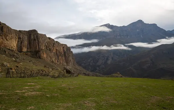Kabardino-Balkaria, Rusya 'daki Kafkasya dağlarındaki Cherek Geçidi manzarası
