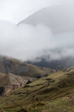 Kabardino-Balkaria Cumhuriyeti, Rusya 'da Kafkasya dağlarının bulutlarla kaplı panoramik manzarası