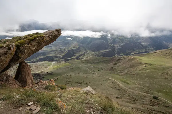 Rusya 'nın Kabardino-Balkaria bölgesindeki Kafkasya dağlarındaki Cherek vadisindeki uçurum trolünün görüntüsü.