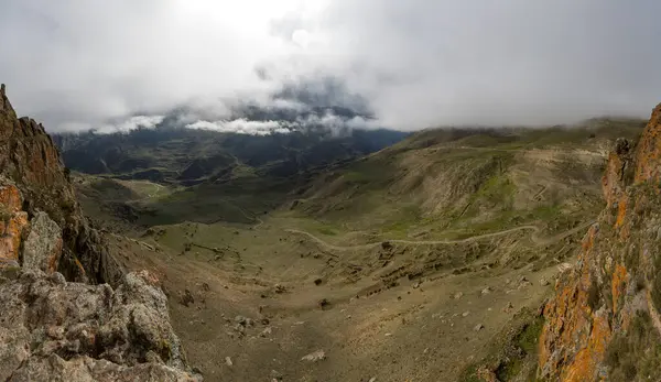 Kabardino-Balkaria, Rusya 'daki Kafkasya dağlarındaki Cherek Geçidi manzarası