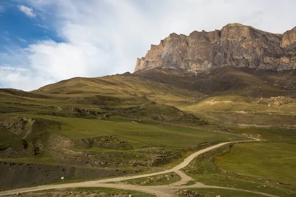Kabardino-Balkaria, Rusya 'daki Kafkasya dağlarındaki Cherek Geçidi manzarası