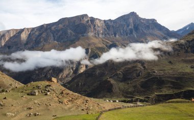 Kabardino-Balkaria, Rusya 'daki Kafkasya dağlarındaki Cherek Geçidi manzarası