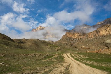 Kabardino-Balkaria, Rusya 'daki Kafkasya dağlarındaki Cherek Geçidi manzarası
