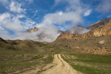 Kabardino-Balkaria Cumhuriyeti, Rusya 'da Kafkasya dağlarının bulutlarla kaplı panoramik manzarası
