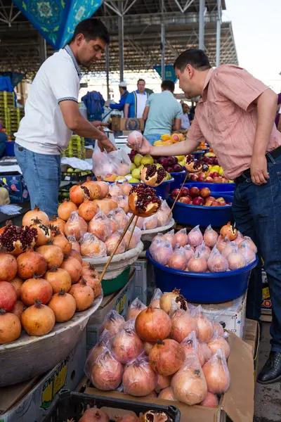 SAMARKAND, UZBEKISTAN - 15 Nisan 2022: Semerkant, Özbekistan 'daki Siyob (Siab) Çarşısında meyve satıcısı