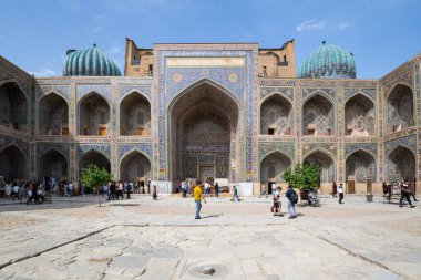 SAMARKAND, UZBEKISTAN - 17 Nisan 2022: Sher-Dor Madrasah 17. yüzyılda Semerkant, Özbekistan 'ın tarihi merkezinde kurulmuş bir medresedir.