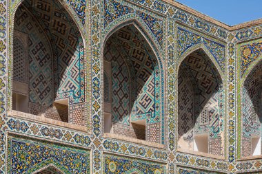 Sher-Dor Madrasah, Özbekistan 'ın Semerkant kentinde 17. yüzyıldan kalma bir medresedir.