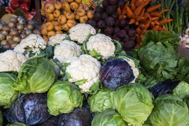 Chorsu Çarşısı 'nda sebzeler, Charsu Çarşısı olarak da bilinir. Özbekistan' ın başkenti Taşkent 'in merkezinde yer alan geleneksel çarşı.