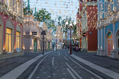 TASHKENT, UZBEKISTAN - 20 Nisan 2022: Büyülü Şehir, Özbekistan 'ın başkenti Taşkent' teki modern bir lunapark