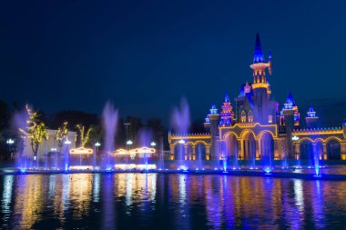 TASHKENT, UZBEKISTAN - 20 Nisan 2022: Büyülü Şehir, Özbekistan 'ın başkenti Taşkent' teki modern bir lunapark