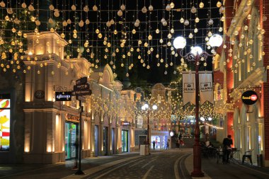 TASHKENT, UZBEKISTAN - 20 Nisan 2022: Büyülü Şehir, Özbekistan 'ın başkenti Taşkent' teki modern bir lunapark