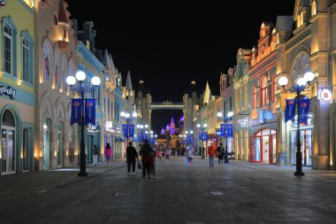 TASHKENT, UZBEKISTAN - 20 Nisan 2022: Büyülü Şehir, Özbekistan 'ın başkenti Taşkent' teki modern bir lunapark