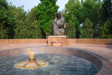 TASHKENT, UZBEKISTAN - 21 Nisan 2022: Meçhul Askerin Mezarı, 2. Dünya Savaşı sırasında öldürülen Sovyet askerlerine adanmış bir savaş anıtıdır.