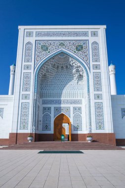 TASHKENT, UZBEKISTAN - 22 Nisan 2022: Küçük Cami, başkentin yeni bölgesinde inşa edilen ve Taşkent 'te yeni inşa edilen görkemli camilerden biridir.