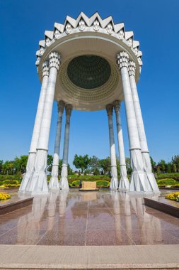 TASHKENT, UZBEKISTAN - 22 Nisan 2022: Taşkent, Özbekistan 'daki siyasi baskı mağdurlarının anısına anıt kompleksi ve park