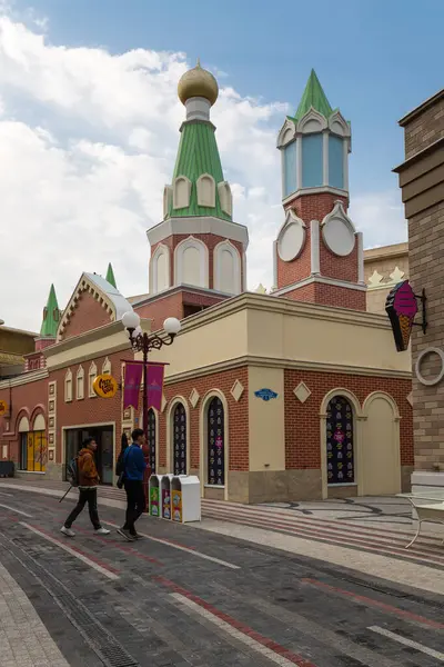 TASHKENT, UZBEKISTAN - 20 Nisan 2022: Büyülü Şehir, Özbekistan 'ın başkenti Taşkent' teki modern bir lunapark