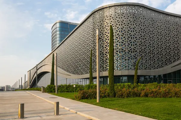 TASHKENT, UZBEKISTAN - 20 Nisan 2022: Özbekistan 'ın başkenti Taşkent' teki modern binaların manzarası