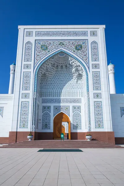 TASHKENT, UZBEKISTAN - 22 Nisan 2022: Küçük Cami, başkentin yeni bölgesinde inşa edilen ve Taşkent 'te yeni inşa edilen görkemli camilerden biridir.
