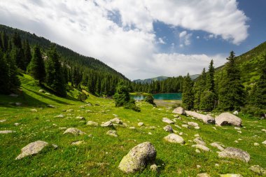 Kırgızistan, Orta Asya 'daki Tianshan Dağları' ndaki turkuaz göl manzarası