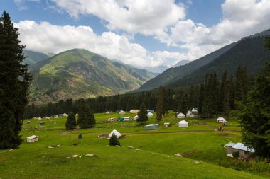 Dağ vadisi Djety-Oğuz (Kırgız dilinde 