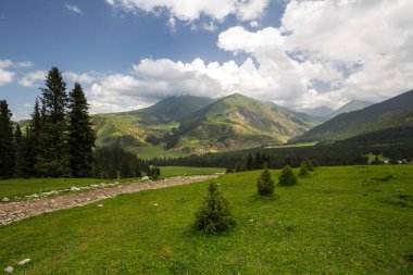 Dağ vadisi Djety-Oğuz (Kırgız dilinde 