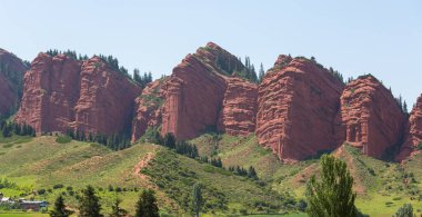 Djeti-Oğuz ya da Seven Bulls Rock, Kırgızistan 'ın Issyk-Kul havzasının güneydoğusunda yer alan Tien Shan' ın en güzel yerlerinden biridir.