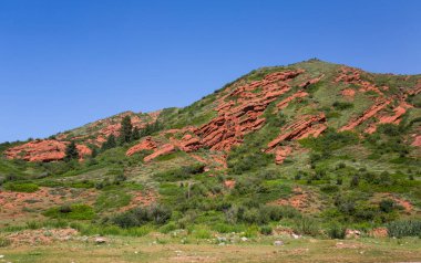 Djeti-Oğuz ya da Seven Bulls Rock, Kırgızistan 'ın Issyk-Kul havzasının güneydoğusunda yer alan Tien Shan' ın en güzel yerlerinden biridir.