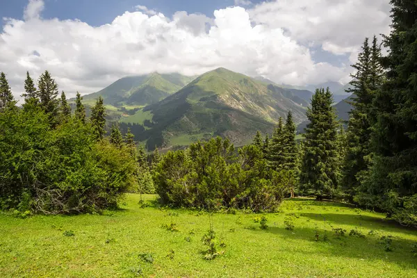 Dağ vadisi Djety-Oğuz (Kırgız dilinde 