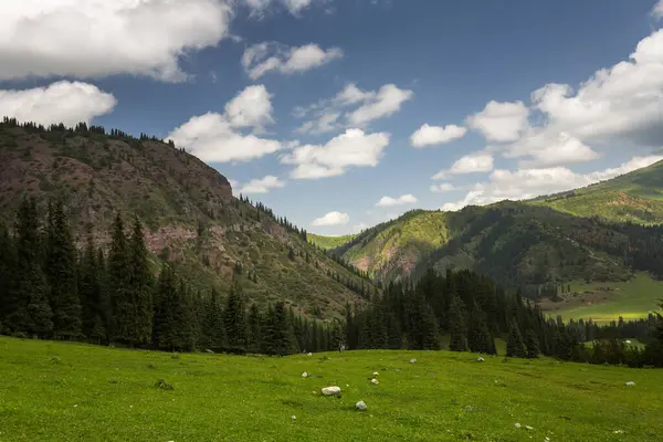 Dağ vadisi Djety-Oğuz (Kırgız dilinde 