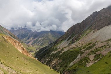 Barskoon Vadisi Kırgızistan 'da bulunan pitoresk vadilerden biridir. Vadi Ala-Too dağ sisteminin bir parçasıdır.