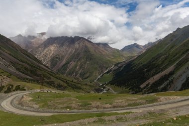 Barskoon Vadisi Kırgızistan 'da bulunan pitoresk vadilerden biridir. Vadi Ala-Too dağ sisteminin bir parçasıdır.