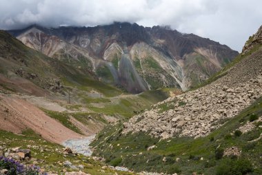 Barskoon Vadisi Kırgızistan 'da bulunan pitoresk vadilerden biridir. Vadi Ala-Too dağ sisteminin bir parçasıdır.