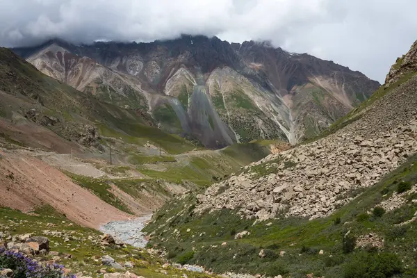 Barskoon Vadisi Kırgızistan 'da bulunan pitoresk vadilerden biridir. Vadi Ala-Too dağ sisteminin bir parçasıdır.
