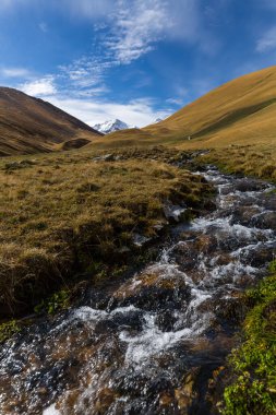 Rusya 'nın Karachay-Çerkesya Cumhuriyeti' ndeki Kafkas dağlarının manzarası