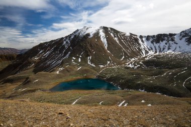 Rusya 'nın Karachay-Çerkesya Cumhuriyeti' ndeki Kafkasya dağlarındaki göl manzarası