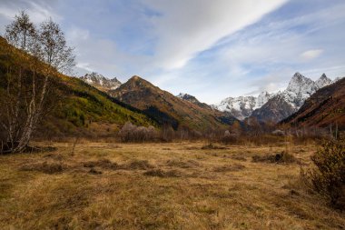 Rusya 'nın Karachay-Çerkesya Cumhuriyeti' ndeki Kafkas dağlarının manzarası