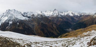 Dombay, Karachay-Çerkessia Cumhuriyeti, Rusya 'daki yüksek karlı dağların panoramik manzarası
