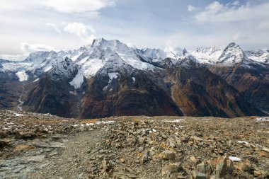 Dombay, Karachay-Çerkesya Cumhuriyeti, Rusya 'daki yüksek karlı dağların panoramik manzarası. Sonbahar tatilinde yürüyüş, vahşi doğada seyahat.